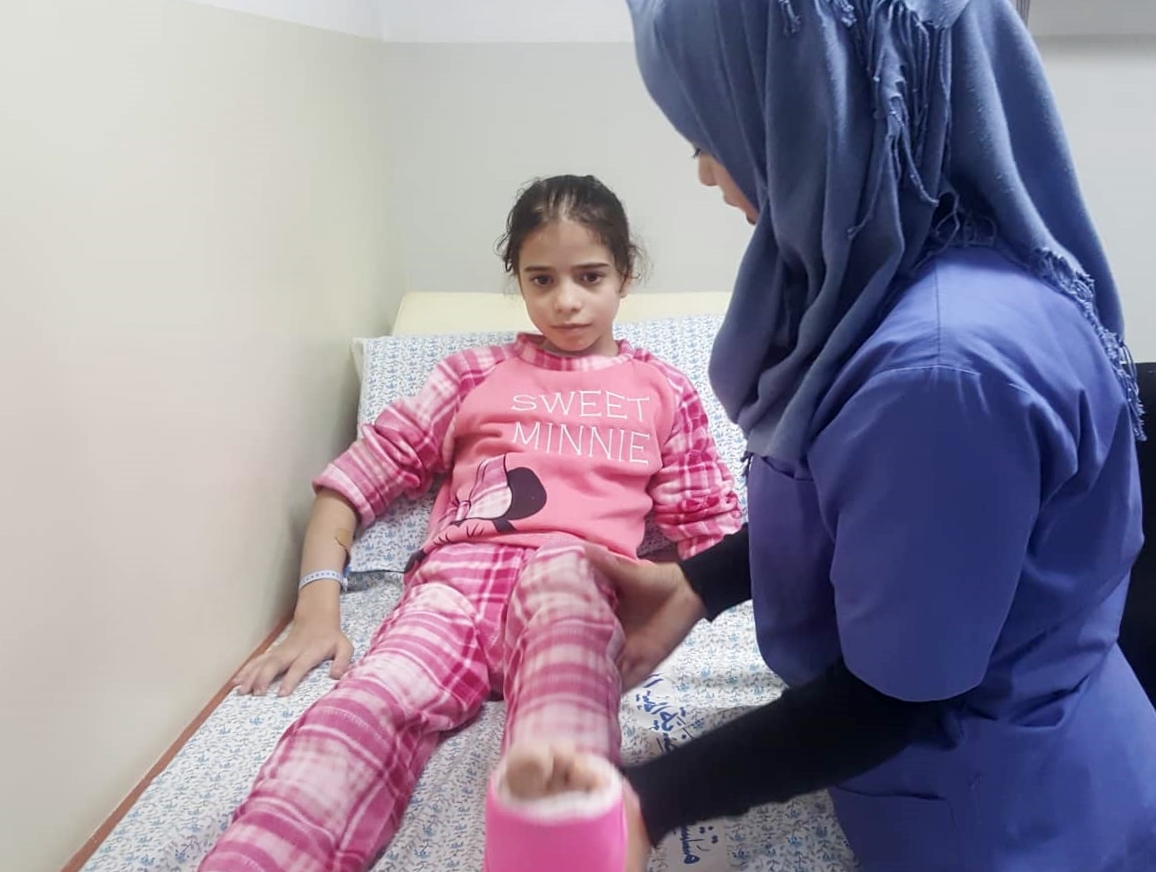 قسما الأطفال والعظام في "مستشفى المقاصد" يتمكنان من الحفاظ على ساق طفلة من البتر